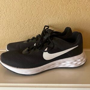 Nike Black and White Athletic Sneakers 7.5 women’s